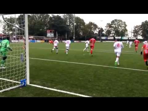 Zouaven-Zeeburgia: Jordy Brouwer kopt bijna de 2-1 in.