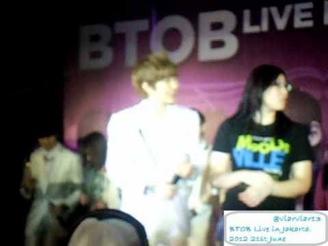 [FANCAM] 120621 BTOB Live in Jakarta - Changsub dancing with lucky fan