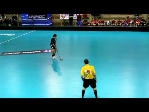 Rzut karny wykonywany przez Edzus Cerins.