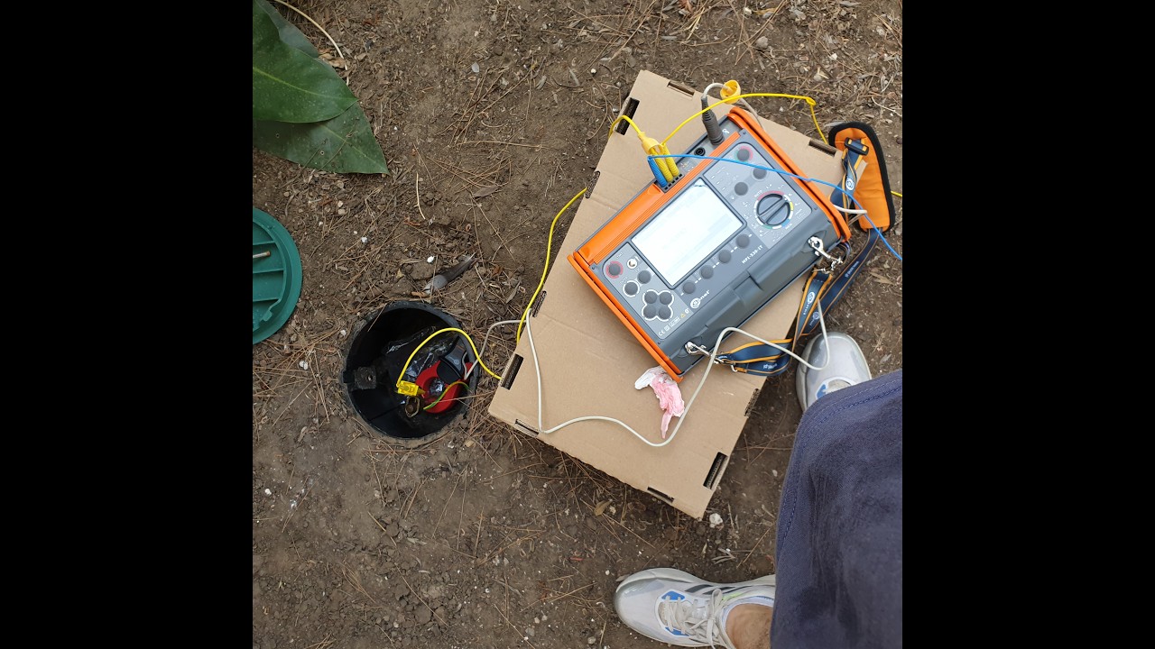 בדיקת התנגדות האלקטרודה כלפי המסה הכללית של האדמה במושב.