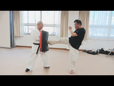 麻痺側の右足で、三日月蹴り擬きを蹴るわし…。