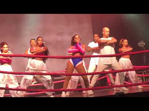 Anitta - Não Perco Meu Tempo - Primeira Performance AO VIVO na festa Combatchy