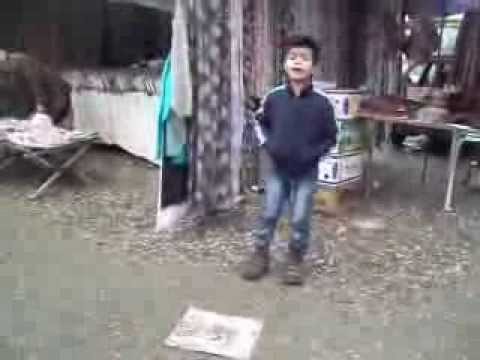 Mali cigo pjeva na pijaci