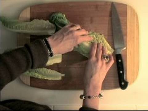 ラザニアとシーザーサラダの作り方 : シーザーサラダのためのロメインレタスの切り方 (How to Make Lasagna & Caesar Salad : How to Chop Romaine Lettuce for a Caesar Salad)