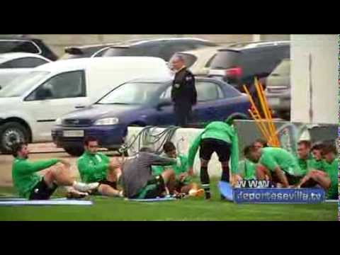 Mel mantiene una charla con los titulares que jugaron en Málaga