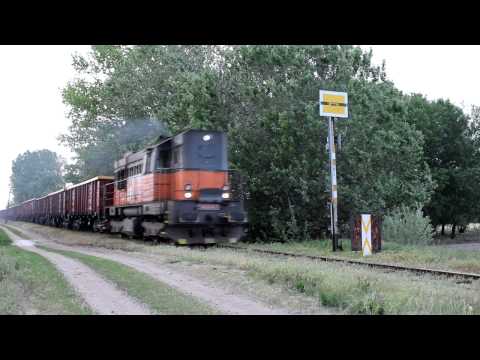 Az AWT 740-es típusú mozdonya halad Tiszakécske határában.