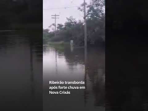 Ribeirão transborda após forte chuva em Nova Crixás