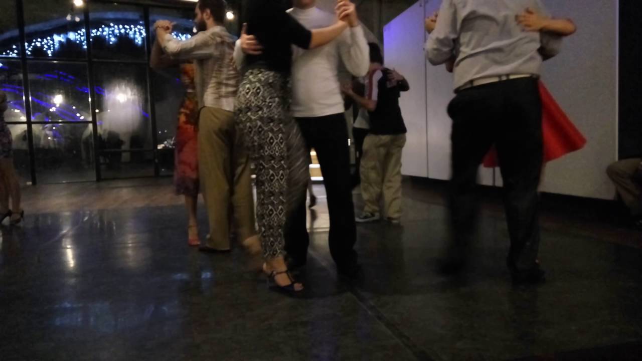 Люди відпочивають на  мілонзі You soy la Milonga del rio.  Танго в Києві. 2016-10-09.