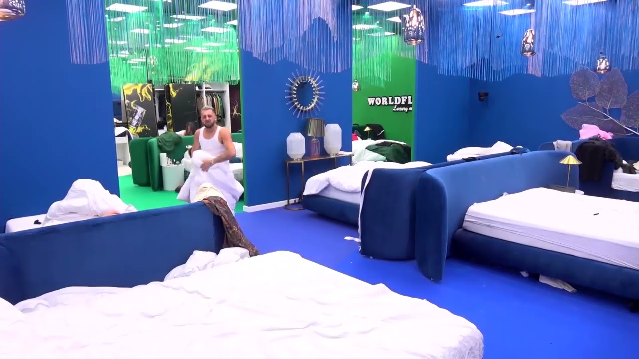 Gjesti nis mëngjesin me energji, kërcen në dhomën e gjumit