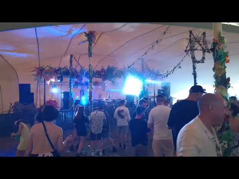 Dj Nicknack blowing away the Sunday cobwebs at Moovin Festival....