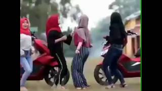 Download lagu Goyang DJ bisane mung nyawang mp3 Download lagu Goyang DJ bisane mung nyawang mp3