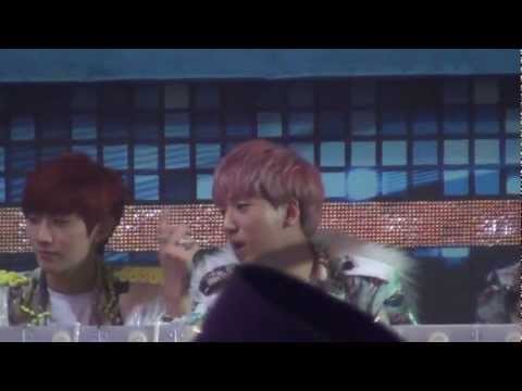 121229 SBS 가요대전 B1A4 watching Apink
