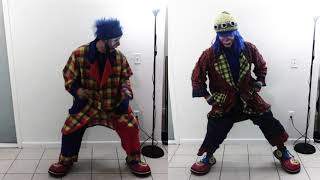 Payaso Pikorete y su gemelo bailando al son de Calabria Enur en Orlando Fl