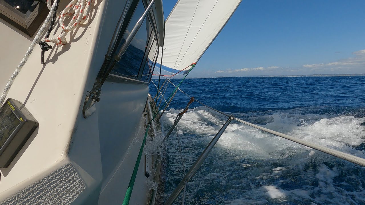 Beneteau Evasion 32 full canvas beating to 25 kts