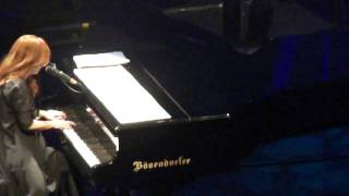 Tori Amos, Shattering Sea (2011-12-06 Boston)