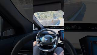 Basta lo sguardo (SENZA TOCCARE IL VOLANTE) per guidarla