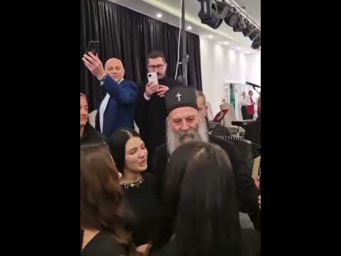 Sestre Milica i Maja Stanišić sa Pala pjevaju Patrijarhu srpskom Porfiriju "Ja sam momče sa Kosova".