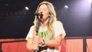 Kelly Clarkson performs Tightrope at Studio Sessions in Las Vegas on 7.11.25