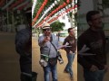 CUPONERO DE SEVILLA VENDE CUPONES CANTANDO "DESPACITO"