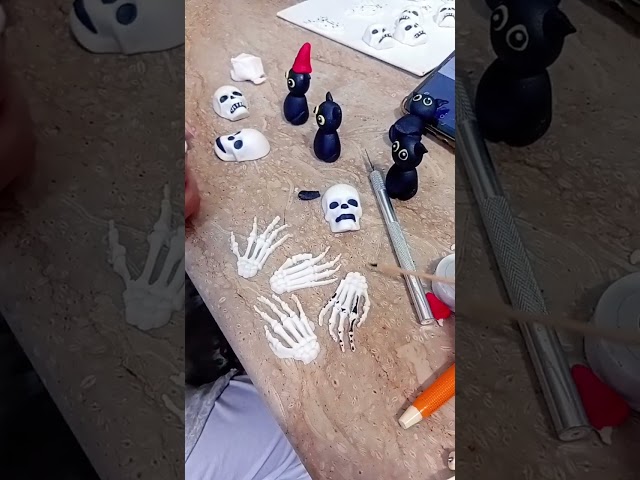 Vídeo relacionado con AYVRUOP 57 Piezas Decoracion Tarta Halloween Fiesta,decoraciones envoltura magdalenas halloween,decoración para tartas y cupcakes de halloween,Halloween Cake Toppers para Fiesta de Halloween