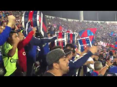 "Bombos arriba - Llego la barra de Los de Abajo / Universidad de Chile vs Cruzeiro" Barra: Los de Abajo &bull; Club: Universidad de Chile - La U