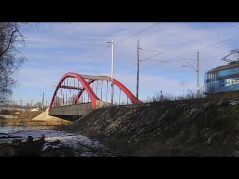 Nákladní vlak na mostě - Cargo train on the bridge - Güterzug auf der Brücke