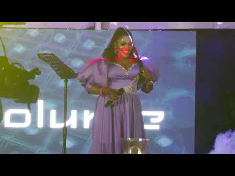 SALHA ALIVYOIMBA WIMBO WA NASUBIRI MANUSURA YA BI MWANAHAWA ALLY USIKU WA ASANTE MWANAHAWA