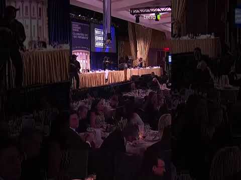 Vídeo mostra o momento em que Trump é retirado às pressas de jantar em Washington após tiros #shorts