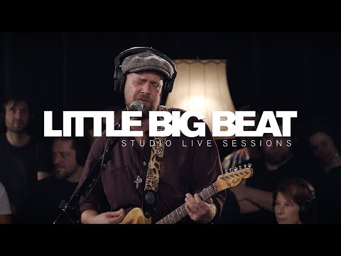 HENRIK FREISCHLADER - Business Straight