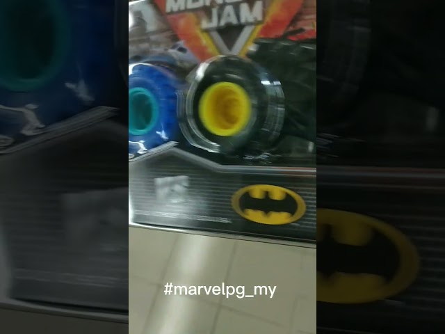 Vídeo relacionado con MONSTER JAM - Coches Monster Truck Escala 1:64 - Pack de 2 Camiones Metálicos Auténticos: Batman Vs. Megalodon - 6065293 - Coches para Niños - Juguetes Niños 3 años +
