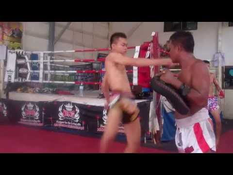 Yodwicha Por Boonsit kicks on pads
