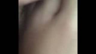 Elle se caresse la chatte en solo