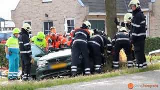 preview picture of video 'Vrouw zwaar gewond na botsing tegen boom op de Parallelweg in Giessen (2013-06-29)'