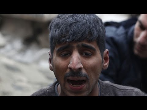 فيديو سوريون مفجوعون يسمعون استغاثات أفراد عائلاتهم من تحت ركام المباني المنهارة