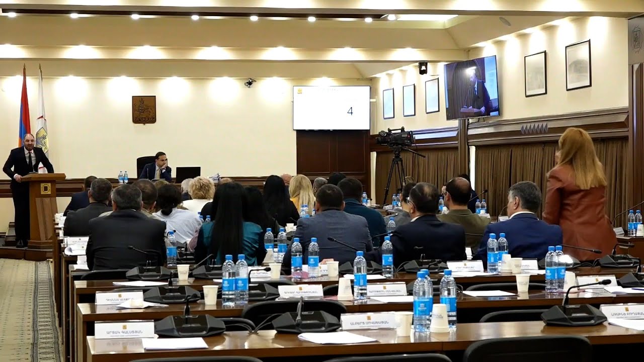 Ապեր, ոտերդ կջարդեմ․ Լարված իրավիճակ` քաղաքապետարանում