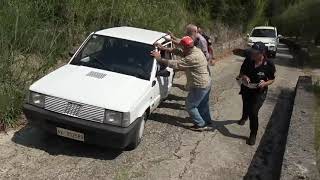 auto-in-bilico-sulla-scarpata-ad-ariano-paura-per-una-donna