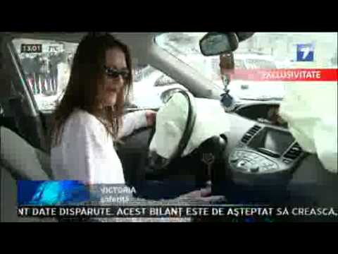 Tanara beata la volan