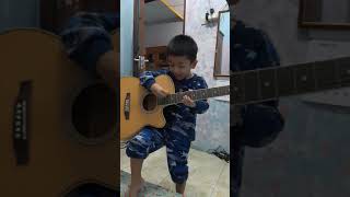 Download lagu Anak Kecil Nyobain Main Gitar.. mp3