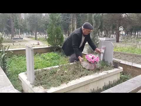 Vefat eden karısını her Sevgililer Günü'nde mezarında çiçeklerle anıyor