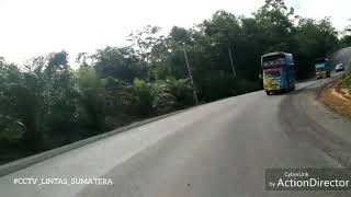 Download lagu DUA TRUCK PELARI LINTAS SUMATERA. mp3