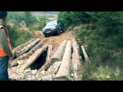 Land Rover Freelander - Crossing the log bridge