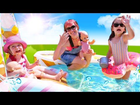 ¡Bianca y Marta se divierten en la piscina con sus bebés! Como mamá. Vídeos de juguetes.