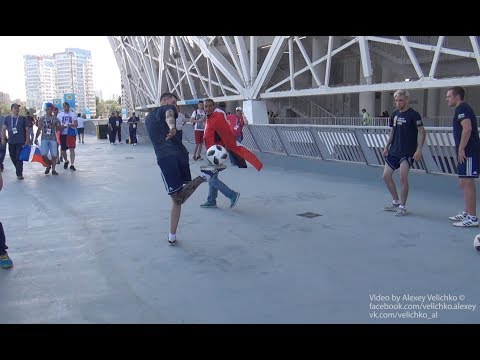 Футбольный фристайл болельщиков перед матчем ЧМ FIFA-2018 на стадионе Волгоград-Арена. Супер!
