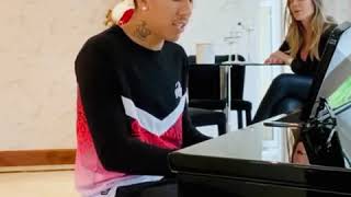 Liverpool player Bobby Firmino playing the piano!