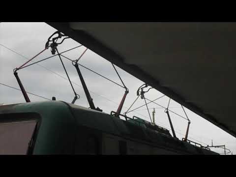 Abbassamento del pantografo E464 + E401 in moto.