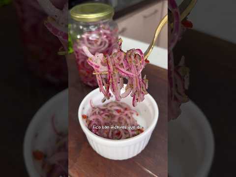 Essa cebola em conserva fica tão incrível que até dá para comer pura! #receitas #siltuzzi