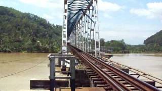 preview picture of video 'Train Railway : Argo Lawu passing Serayu Bridge'