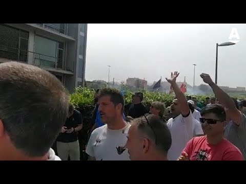 Huevos, petardos y bengalas contra Revilla y Marcano