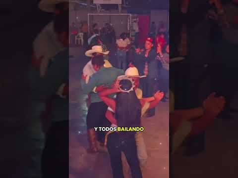 La gente bailando en Santa Rosa casillas