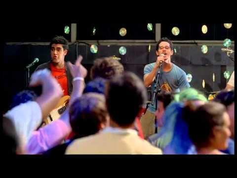 Pedro Neschling cantando "Óculos", dos Paralamas do Sucesso, em clipe do filme "O Diário de Tati"